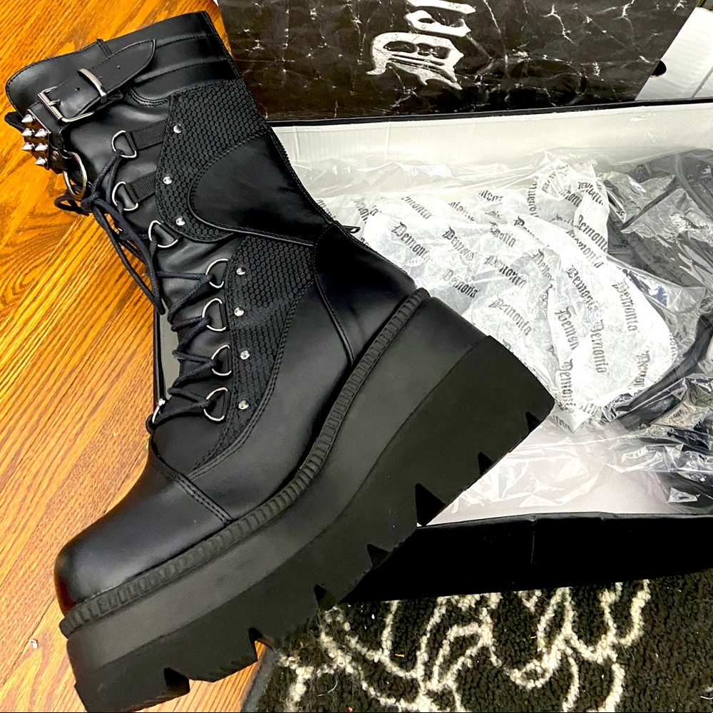 Goth boots - Demonia Shaker 70